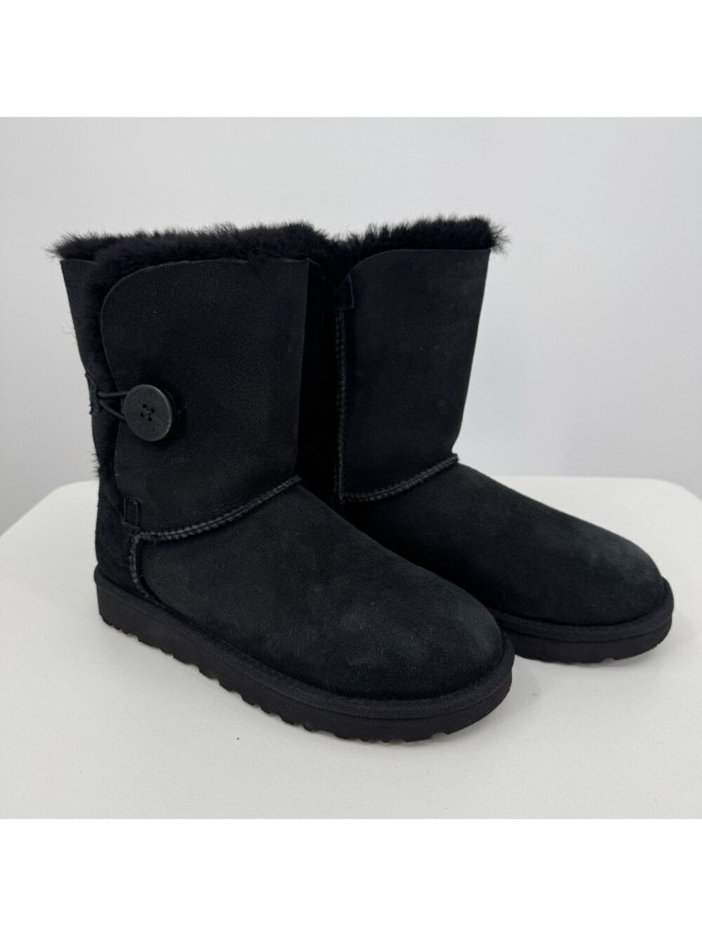UGG Bailey Button 2 Boots in Black size 6 Women's Wool-Lined Pull on Style